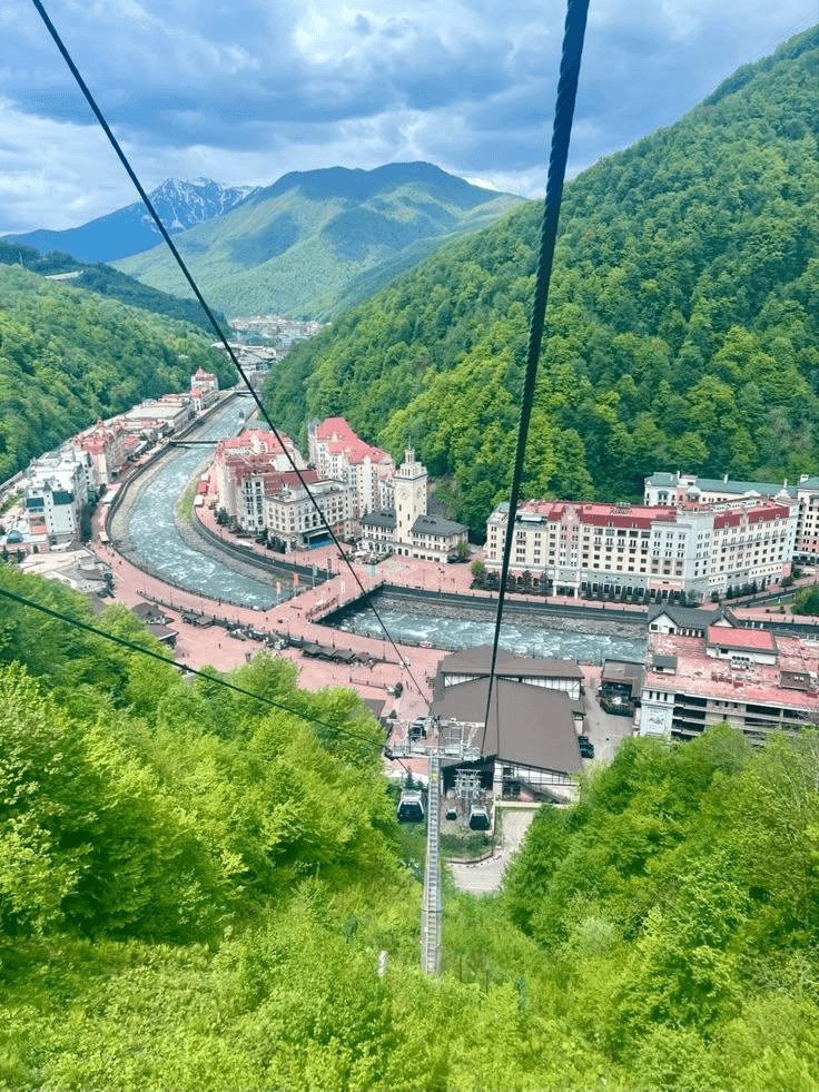 Канатная дорога и горная долина в Сочи