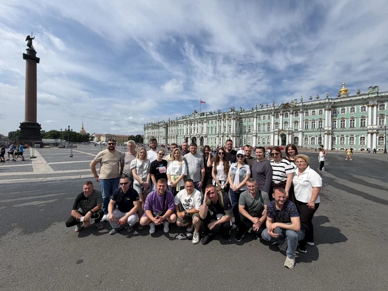Группа на Дворцовой площади в Петербурге