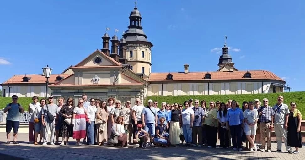 Группа у Несвижского замка