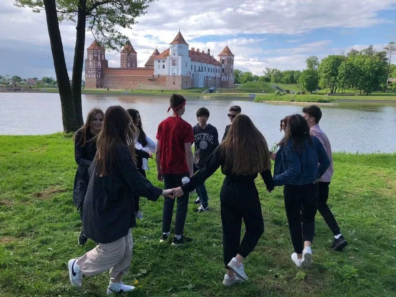 Игра у Мирского замка во время поездки «На Высоте»