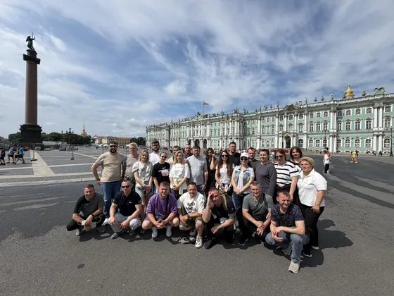Группа на Дворцовой площади в Петербурге