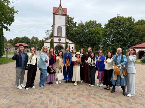 Группа у лютеранской кирхи в Гродно